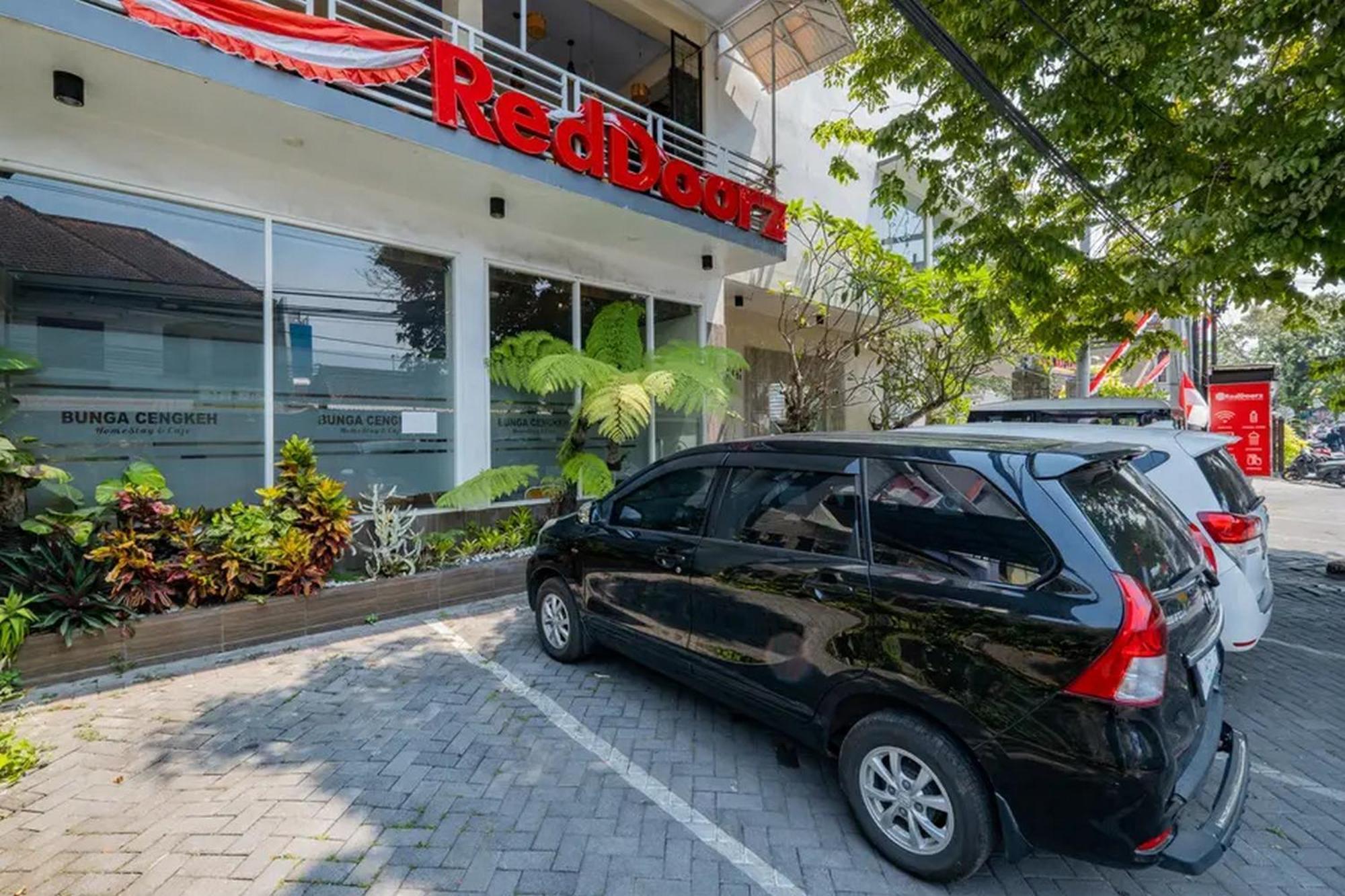 Reddoorz Premium @ Jalan Cengkeh Malang Hotel Exterior photo