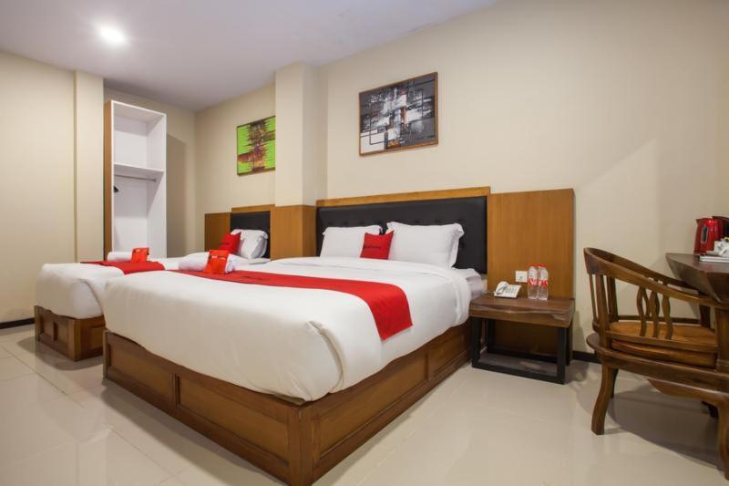 Reddoorz Premium @ Jalan Cengkeh Malang Hotel Room photo